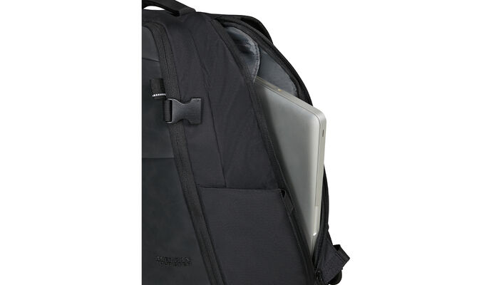 Vyhrazená přihrádka na notebook 17.3"
