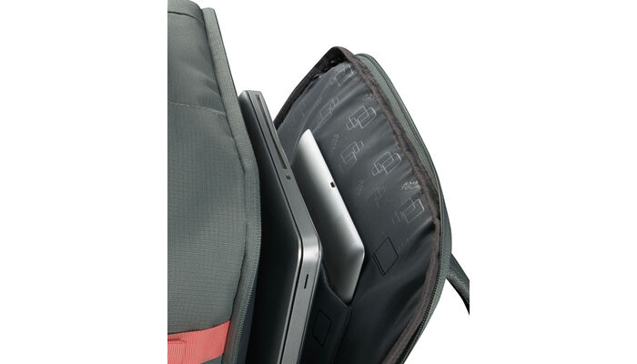 Vyhrazená přihrádka na notebook 15,6"