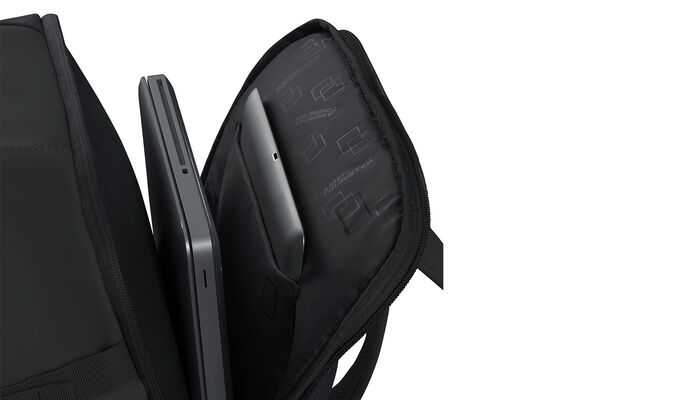 Vyhrazená přihrádka na notebook 15,6"