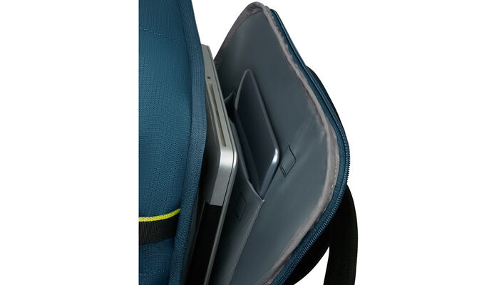 Vyhrazená přihrádka na notebook 15,6"