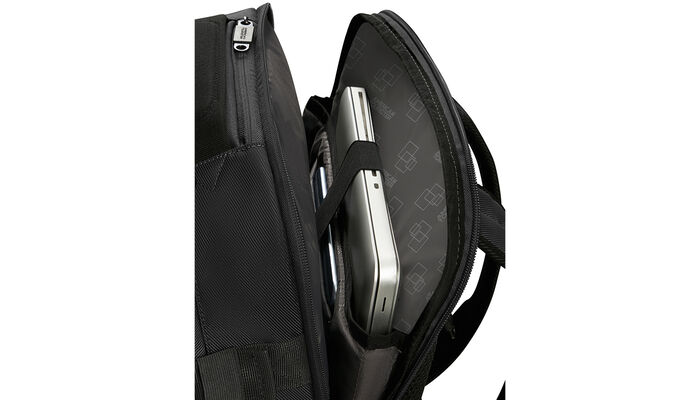 Vyhrazená přihrádka na notebook 15,6"