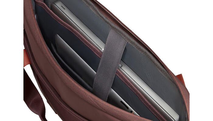 Vyhrazená přihrádka na notebook 15.6"