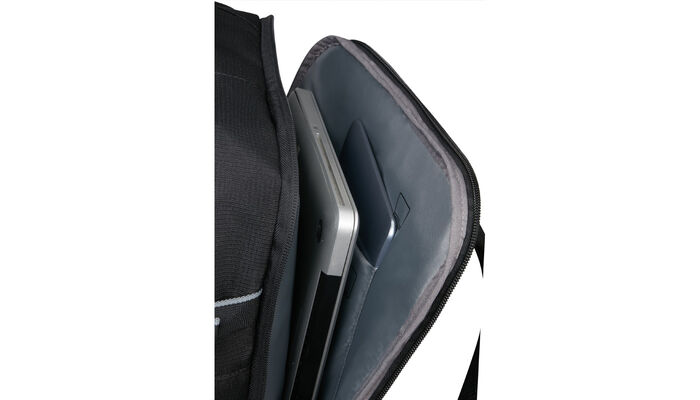 Vyhrazená přihrádka na notebook 15,6"