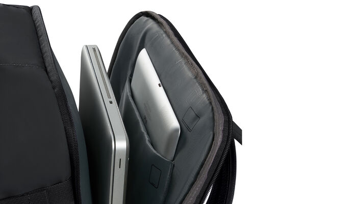 Vyhrazená přihrádka na notebook 15,6"