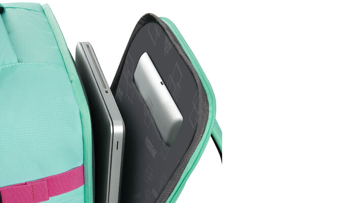 Vyhrazená přihrádka na notebook 15,6"