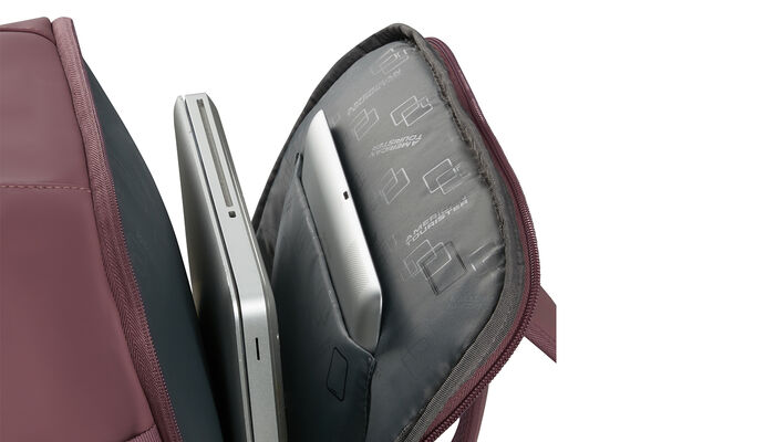 Vyhrazená přihrádka na notebook 15,6"