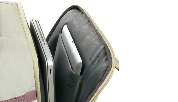 Vyhrazená přihrádka na notebook 15,6"