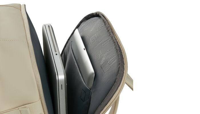 Vyhrazená přihrádka na notebook 15,6"