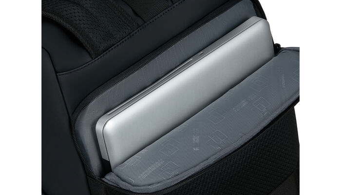 Vyhrazená přihrádka na notebook 15,6"